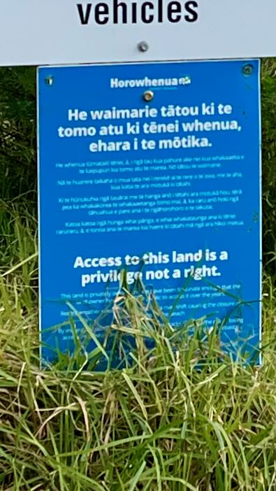 Close up of the bilingual Private Property sign. 